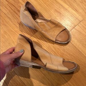 Free People Tan Open-Toe Leather Flats size 37